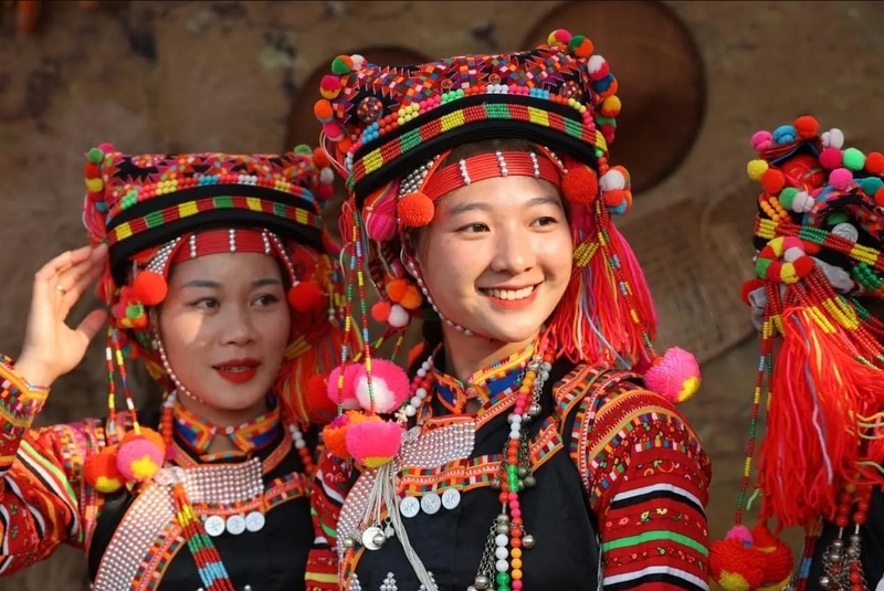 Trang phục truyền thống phản ánh thẩm mỹ, kỹ thuật thủ công và nét văn hóa riêng của mỗi dân tộc. 