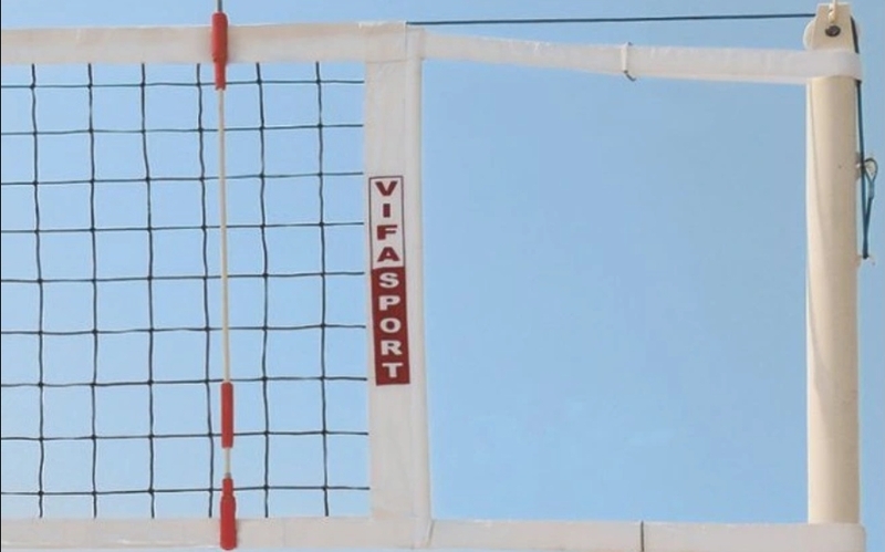 Cột lưới chắc chắn giúp giữ lưới ổn định, căng đều và an toàn khi thi đấu. 