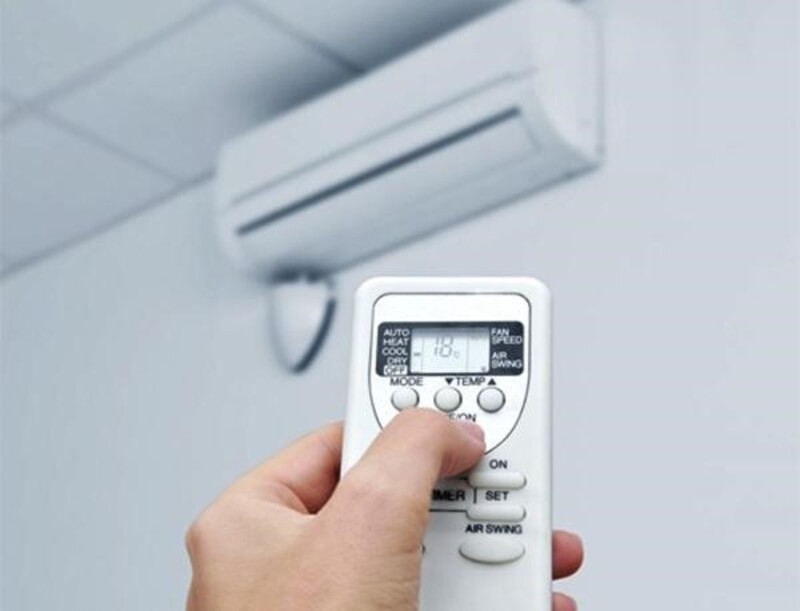 Cài sai chế độ trên remote là nguyên nhân đơn giản nhưng rất thường gặp khi điều hòa không mát. 