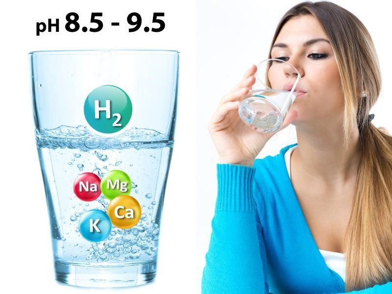 Uống đủ nước giúp duy trì thể tích máu, hạn chế tình trạng tụt huyết áp do mất nước. 