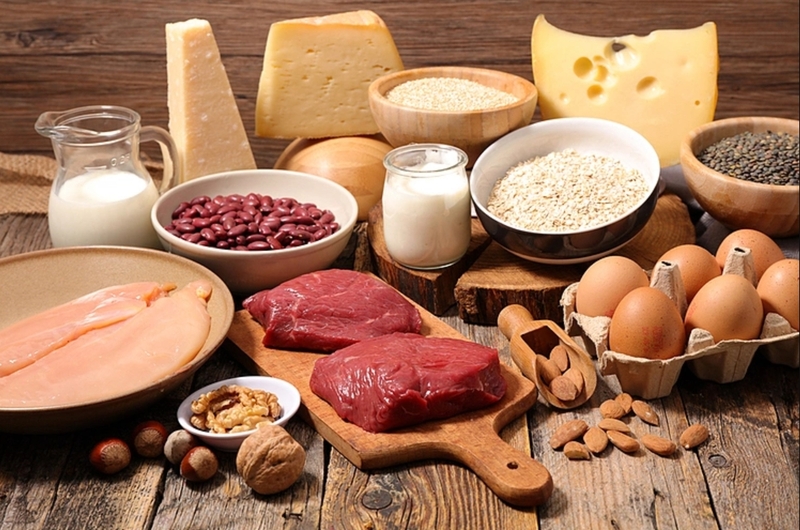 Bổ sung sắt và protein chất lượng giúp cơ thể có nền tảng dinh dưỡng tốt hơn khi bị huyết áp thấp kèm thiếu máu. 