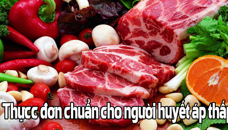 Thực đơn cho người huyết áp thấp nên cân bằng giữa tinh bột, đạm, rau xanh, trái cây và đủ nước. 