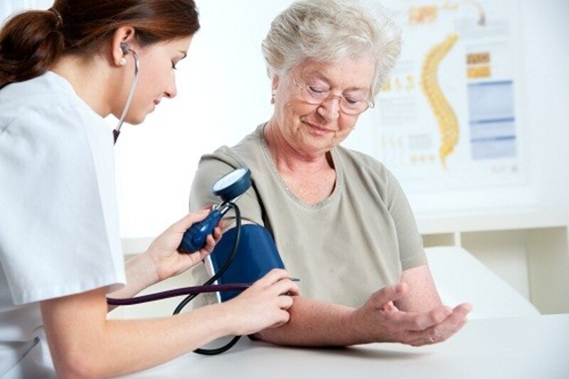 Nếu chóng mặt, ngất, đau ngực hoặc huyết áp tụt đột ngột, người bệnh nên đi khám để tìm nguyên nhân. 