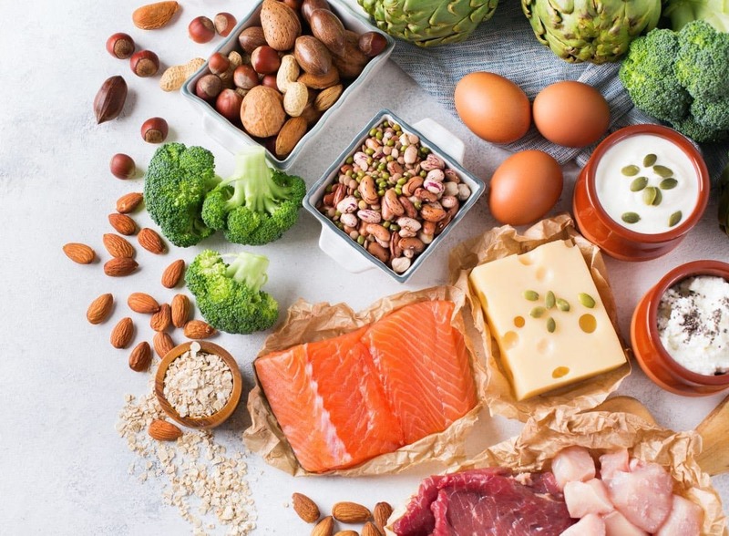 Mẹ bầu nên ưu tiên tinh bột hấp thu chậm, protein nạc, rau xanh, chất béo tốt và thực phẩm ít đường. 