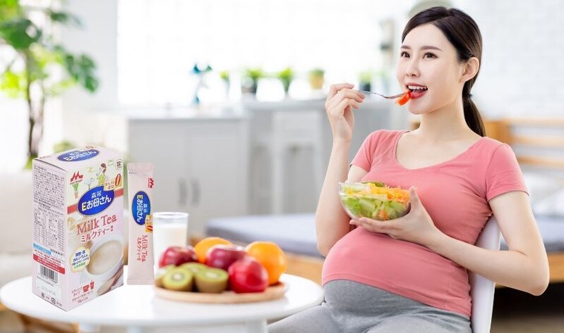 Bữa phụ lành mạnh như sữa chua không đường, táo nhỏ, hạt không tẩm đường giúp mẹ bầu no lâu hơn. 