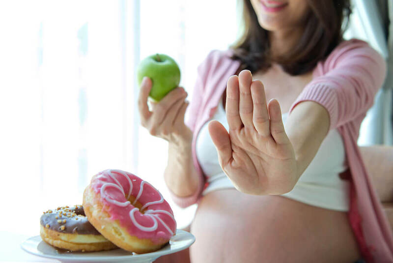 Mẹ bầu nên hạn chế nước ngọt, trà sữa, bánh kẹo, đồ chiên rán và thực phẩm chế biến sẵn nhiều đường. 