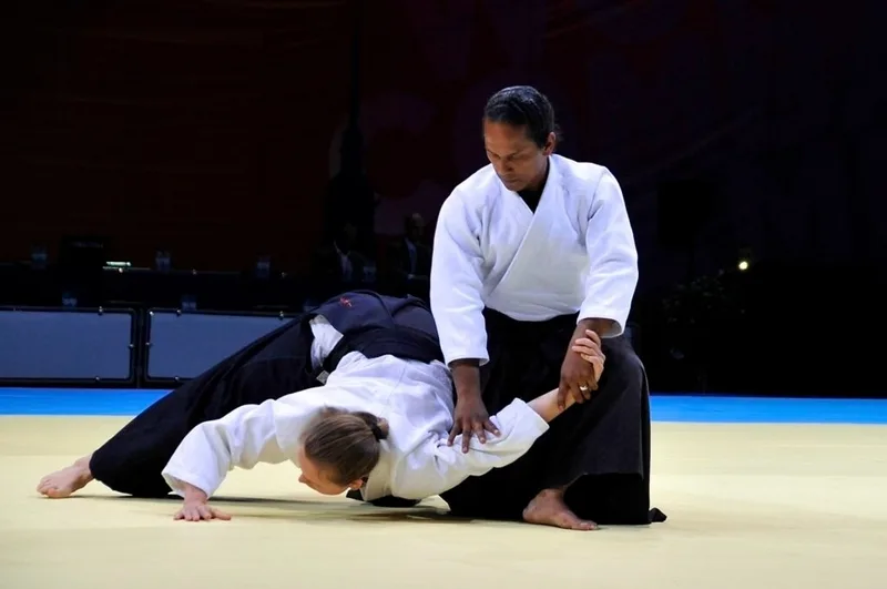 Aikido có thể ứng dụng trong các tình huống tự vệ như thoát nắm, giữ khoảng cách và kiểm soát khớp