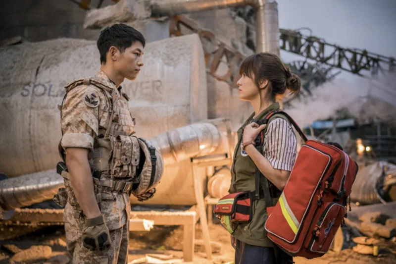 Descendants of the Sun kể về chuyện tình giữa quân nhân và bác sĩ, kết hợp lãng mạn, trách nhiệm nghề nghiệp, hành động và những lựa chọn đầy thử thách.
