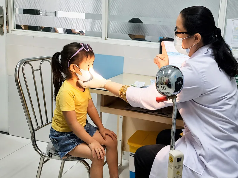 Người bị đau mắt đỏ nên đi khám sớm nếu có đau nhiều, nhạy cảm với ánh sáng, thị lực thay đổi hoặc triệu chứng ngày càng nghiêm trọng.