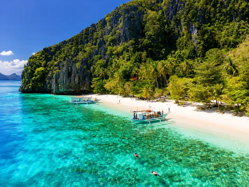 Entalula Beach tại Palawan nổi bật với làn nước xanh ngọc, bãi cát trắng và vẻ đẹp bãi biển hoang sơ giữa thiên nhiên Philippines.